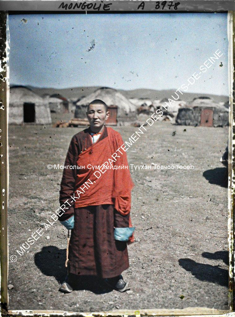A monk standing in the area behind Gandan (?). Musée Albert-Kahn. A 3978. Photo by Stéphane Passet, 21 July 1913
